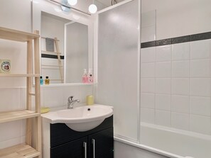 Badewanne, Haartrockner, Handtücher