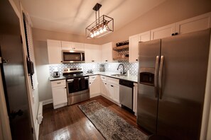 Kylskåp, mikrovågsugn, ugn och spishäll