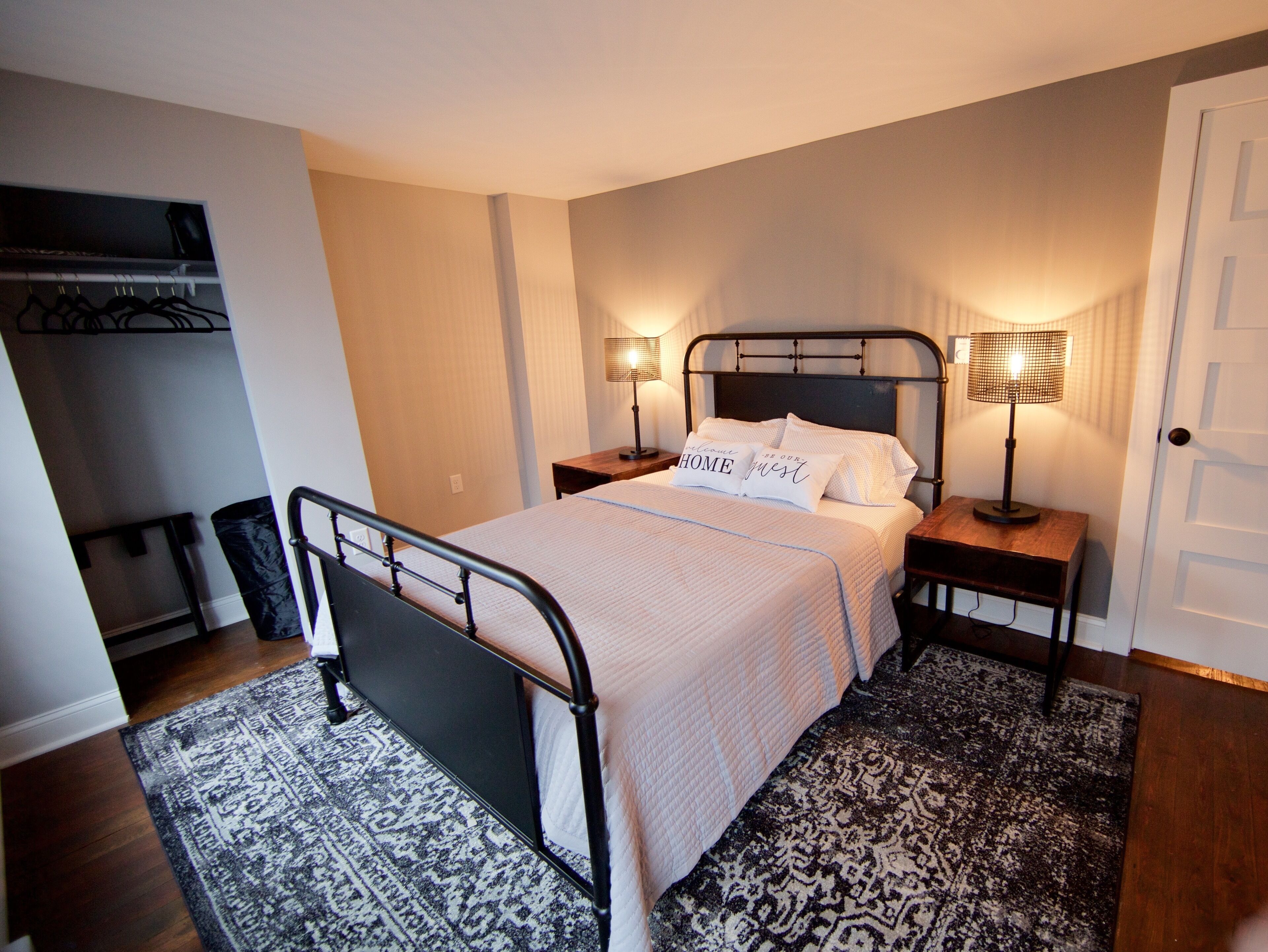 2 soverom, skrivebord, strykejern/-brett og reiseseng for barn