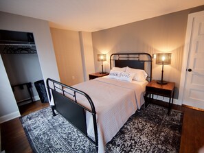 2 sovrum, skrivbord, strykjärn/strykbräda och resesäng