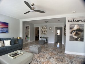 Télévision, table de tennis de table, chaîne hi-fi