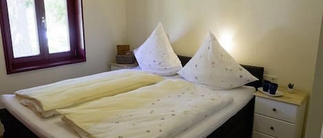 1 bedroom, bed sheets