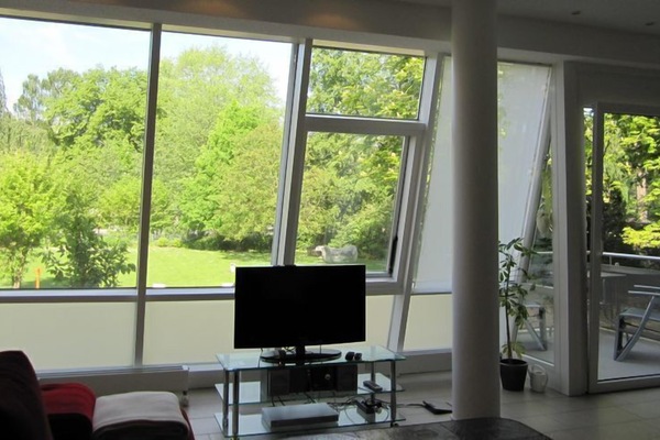 Ferienwohnung mit Balkon und Blick in den Kurpark-Wohnbereich