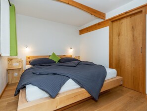 1 bedroom, internet, bed sheets