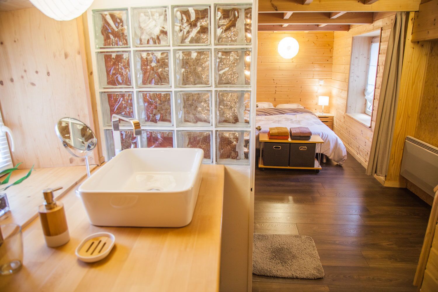 2 chambres, fer et planche à repasser, Wi-Fi, draps fournis