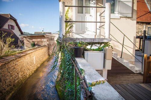 La Tiny - Small detached house