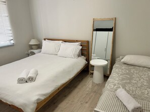 1 室のベッドルーム、旅行用ベビーベッド、ベッドシーツ