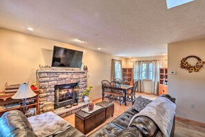 TV, fireplace, DVD player, ping pong - Walk to Pool & Lake: Albrightsville Vacation Home! (Albrightsville)