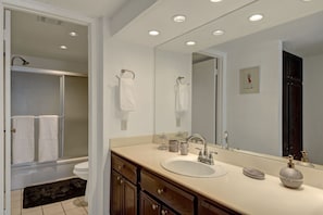 Hair dryer, towels - Corner View Condo - Walk to Downtown Palm Springs - Ramon Estados Treehouse (Palm Springs)