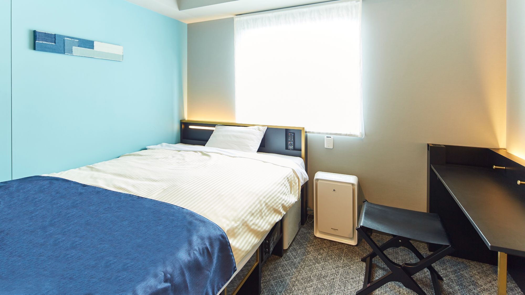 Une chambre à coucher avec un lit, un bureau et une chaise.