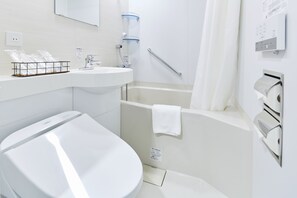 Een bad/douchecombinatie, gratis toiletartikelen, een haardroger