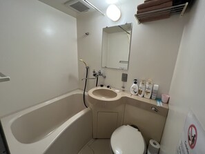 Apartment (603) | Bathroom | Combined shower/tub, free toiletries, hair dryer, bidet
