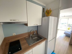 Een koelkast, een microgolfoven, een oven, een broodrooster