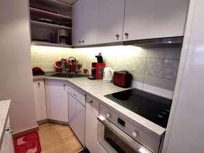 Réfrigérateur, micro-ondes, four, lave-vaisselle