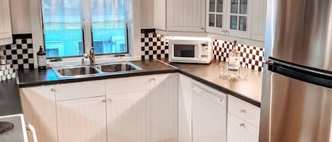 Frigorifero, microonde, forno, piano cottura