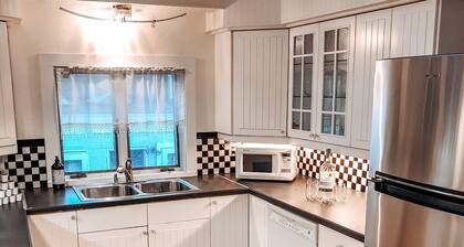 Spacious home in the Heart of Downtown Newport! Walk Everywhere