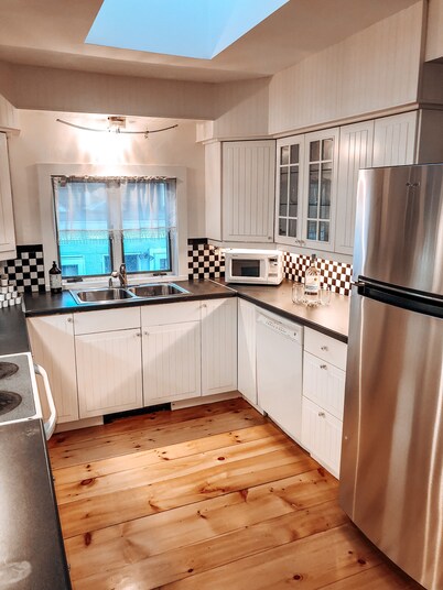 Spacious home in the Heart of Downtown Newport! Walk Everywhere 