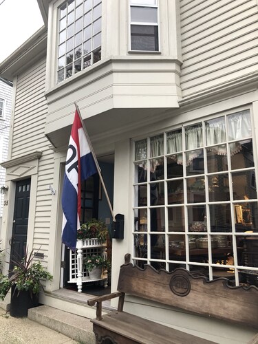 Spacious home in the Heart of Downtown Newport! Walk Everywhere 