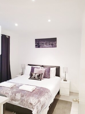 Chambre Deluxe Double ou avec lits jumeaux, salle de bains commune, vue jardin