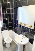 Deluxe Double or Twin Room, Shared Bathroom, Garden View | Bathroom
