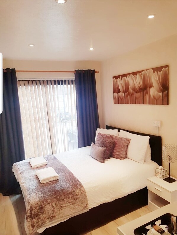 Classic Double or Twin Room, Shared Bathroom | 1 bedroom - Cogie 55 (Enfield)