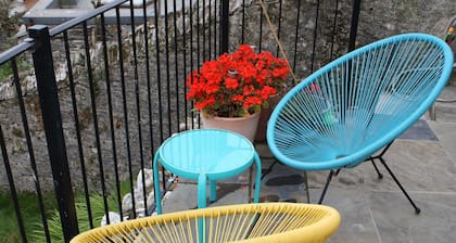 Un beau chalet en pierre - vue mer, emplacement village, proche des plages