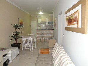 Smart TV, DVD player, livros, aparelho de som