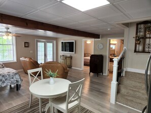 1 bedroom, WiFi, bed sheets - Mayo Lake Lower Unit Highend, Clean, Updated (Roxboro)