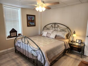 1 bedroom, WiFi, bed sheets - Mayo Lake Lower Unit Highend, Clean, Updated (Roxboro)