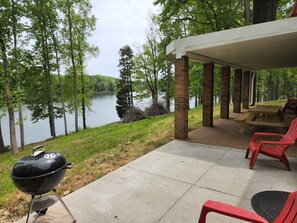 Outdoor dining - Mayo Lake Lower Unit Highend, Clean, Updated (Roxboro)