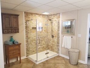 Towels, toilet paper - Mayo Lake Lower Unit Highend, Clean, Updated (Roxboro)
