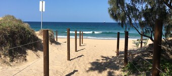 BEACH Luxury Upmarket 2B 2B unit, OCEAN VIEWS! 250m to BUDDINA BEACH!