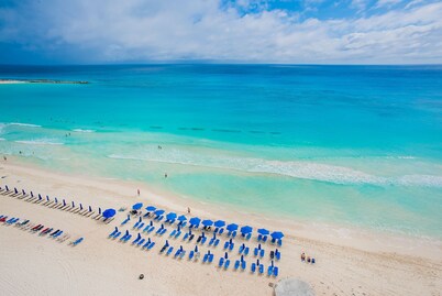 Beachfront Penthouse on the Sand! Amazing Views! Walk to Eat, Drink, Play!