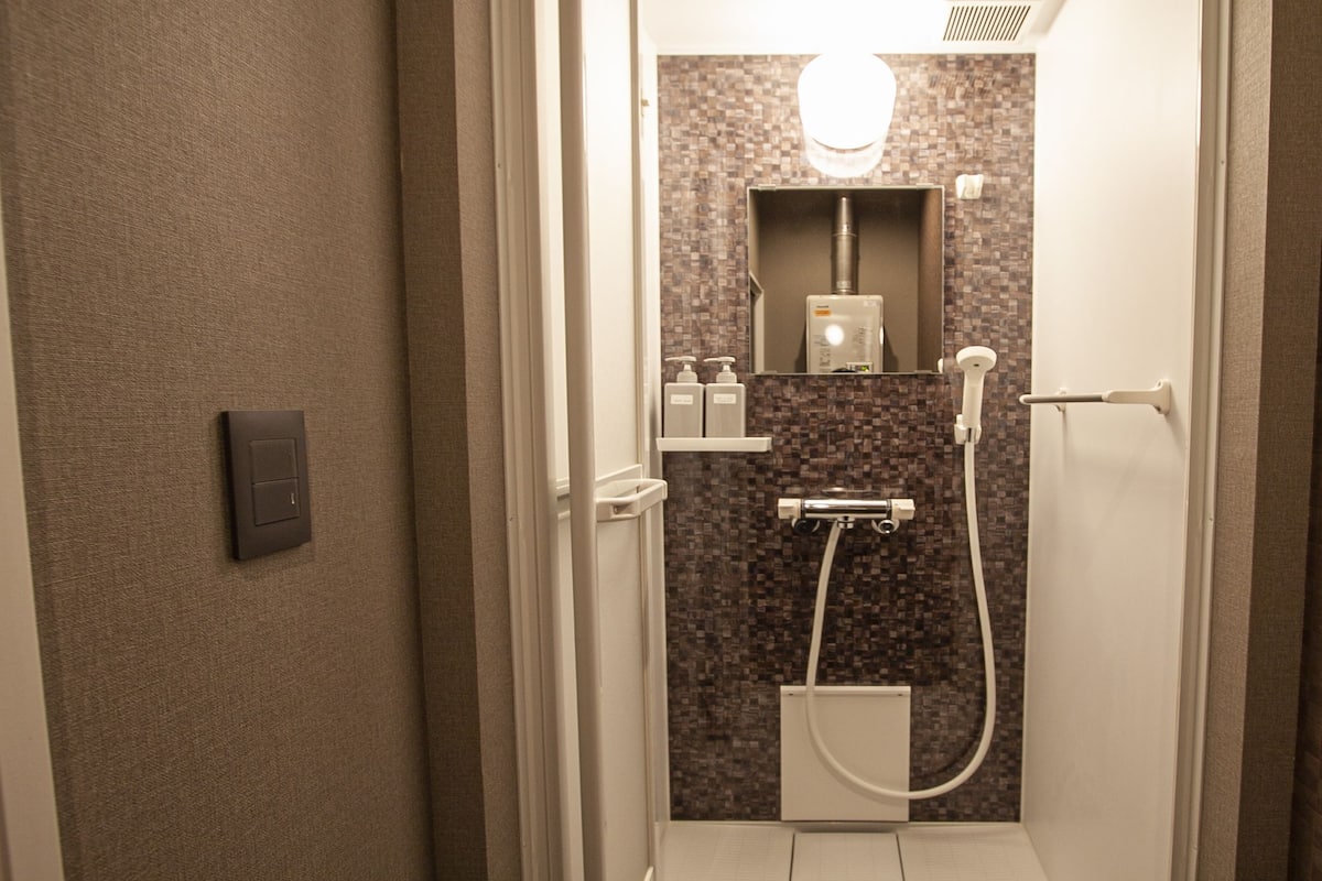 Chambre (Susukino West 3) | Douche de la salle de bain