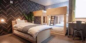 Een moderne slaapkamer met een wand in herringbone-motief, een stapelbed, een bureau en een stoel.