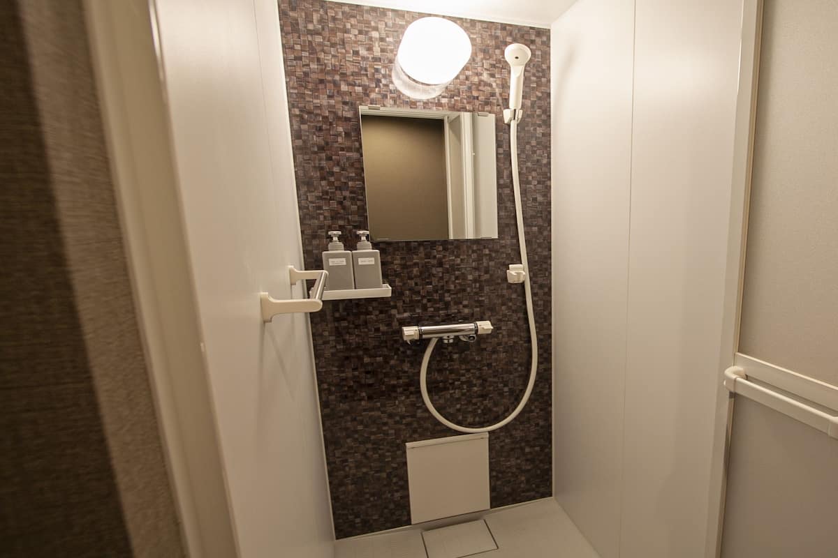 Chambre (Susukino West 1) | Douche de la salle de bain