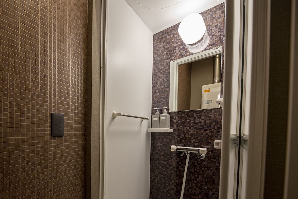 Chambre (Susukino West 2) | Douche de la salle de bain