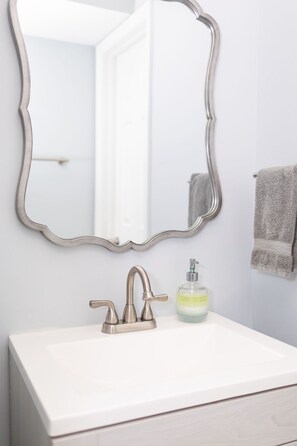 Combined shower/bathtub, hair dryer, towels, soap
