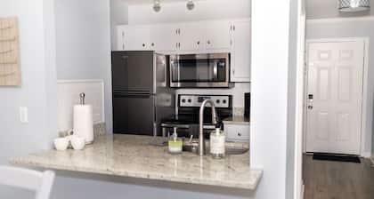 TRENDY 2 BR CONDO ON S. MILLEDGE. CLEAN AND CLOSE TO EVERYTHING! /2