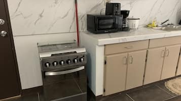 Frigorífico, microondas, horno y placa de cocina