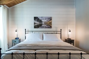 4 makuuhuonetta, työpöytä, silitysrauta/-lauta, vauvan matkasänky