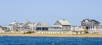 Petite beach home overlooking Follins Pond w/ central A/C and private gas grill