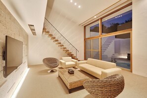 Luxury Villa, 1 Bedroom, Private Pool, Pool View | Ruang tamu | 60 inci televisyen skrin rata dengan digital, TV LCD, Netflix