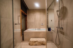 Chuveiro/banheira combinados, produtos de toalete grátis