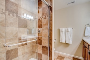 Ferienhaus (3808_Somerset) | Badezimmer | Dusche, Haartrockner, Handtücher, Shampoo