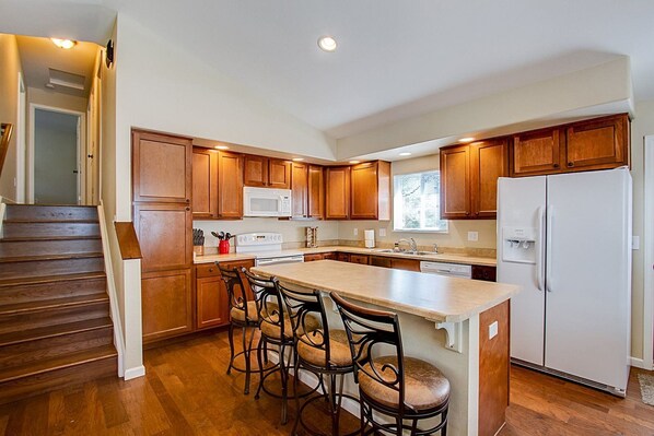 Talo (3808_Somerset) | Yksityinen keittiö | Jääkaappi, mikroaaltouuni, liesi, astianpesukone