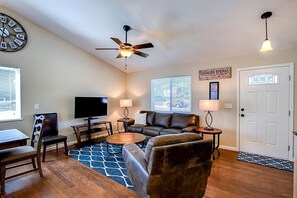 Talo (3808_Somerset) | Oleskelualue | Televisio, takka