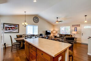 Talo (3808_Somerset) | Yksityinen keittiö | Jääkaappi, mikroaaltouuni, liesi, astianpesukone