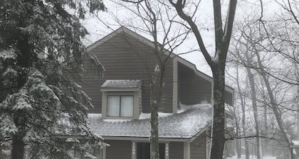 Hidden Valley - Walk to Slopes and Pool - 2 BR with Fireplace + WIFI