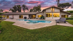 A modern house with a swimming pool, a patio with outdoor furniture, and a large window overlooking the pool. - Rancho Santa Fe Beauty, close to Del Mar Race Track & Riding Club (Rancho Santa Fe)